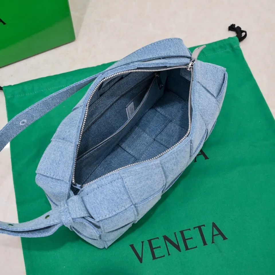 Batch 1460 #BV new early autumn woven denim denim bag. Denim items have become very popular on the Internet recently. I don’t allow you not to know it. The wide shoulder straps and large plaid have a bit of the grand style of the first-generation pillow bag ~ The denim fabric is super soft, wear-resistant and stain-resistant. It is full of personality, versatile and easy to carry. It is a bag with high practicality. It is another day that I am obsessed with denim💙. Size: 28x14x10 Model: 9306